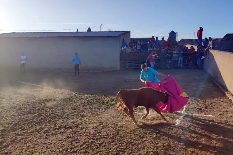 Foto 11 - Una capea de vaquillas y un Gran Prix, broche a las fiestas en Valderrodrigo