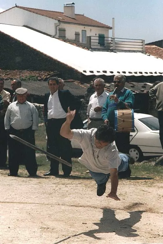 Foto 3 - Dos vecinas intentan rescatar el juego del palanc&oacute;n en Cabeza del Caballo