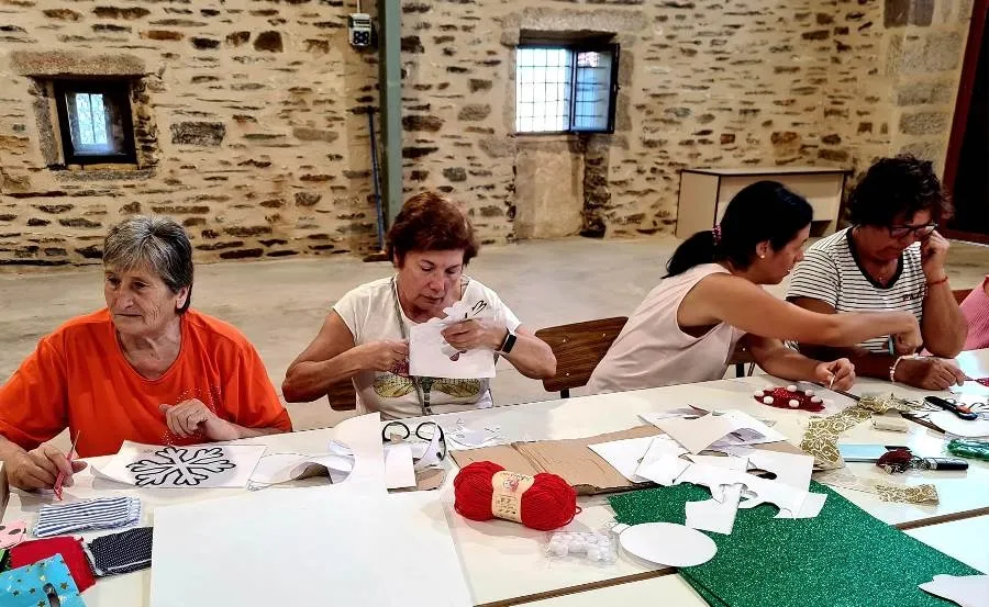 Foto 3 - Villar de la Yegua se empieza a preparar para la Navidad con un taller de adornos