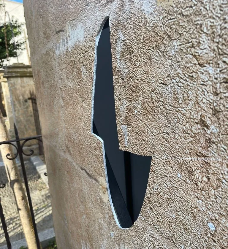 Foto 2 - Los v&aacute;ndalos da&ntilde;an la Puerta de la Conjura