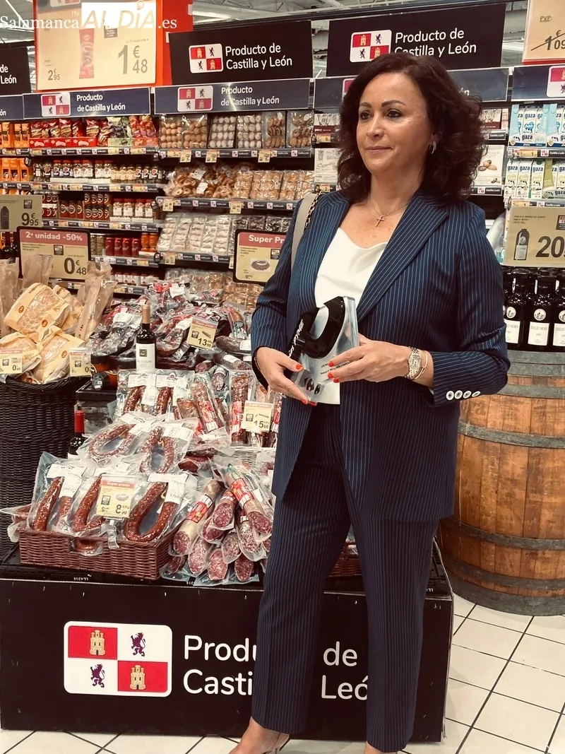 Patricia Revesado con el galardón que Carrefour otorga a Embutidos Flores como Mejor Pyme 2023