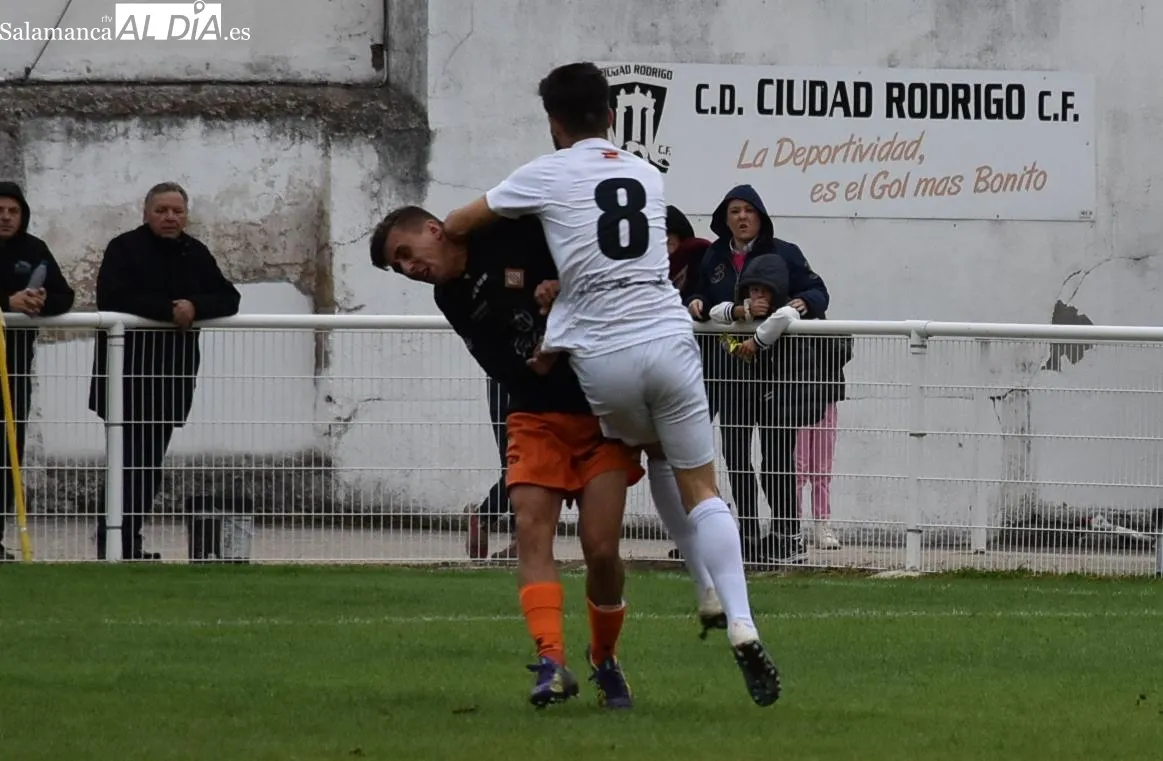 Foto 8 - El Aficionado del Alba de Tormes cae en un duelo igualado en Ciudad Rodrigo (3-1)