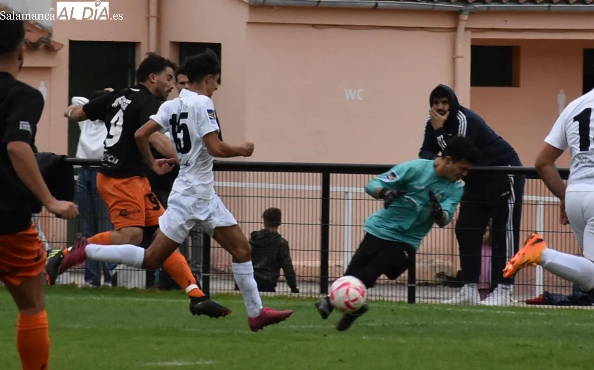 Foto 7 - El Aficionado del Alba de Tormes cae en un duelo igualado en Ciudad Rodrigo (3-1)