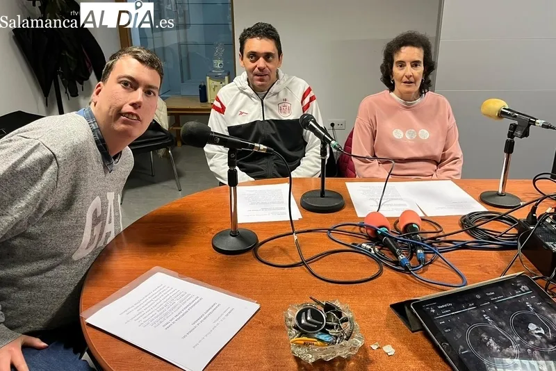 Manuel, Rubén y Almudena en la radio municipal de Vitigudino preparando el programa
