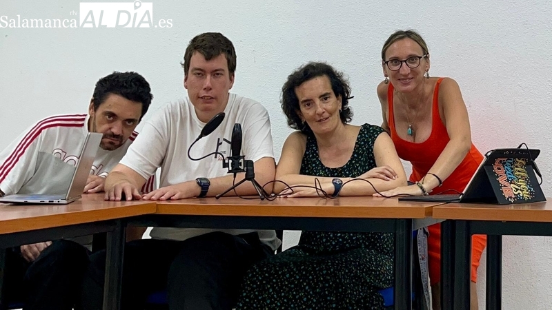 Manuel, Rubén y Almudena, con Raquel Sevillano a la derecha, durante la preparación del podcast en el aula 