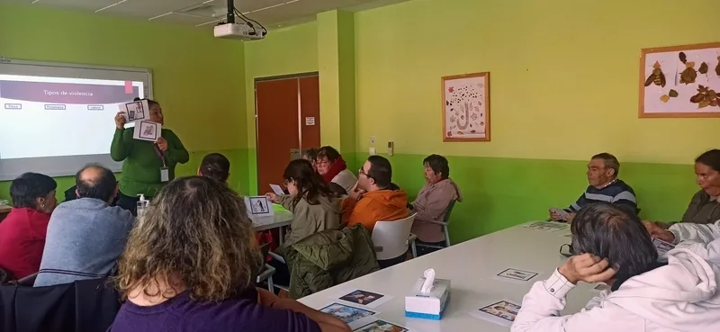 Momento del taller formativo impartido en el centro de Asprodes de Vitigudino   