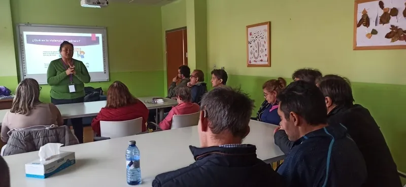 Momento del taller formativo impartido en el centro de Asprodes de Vitigudino   