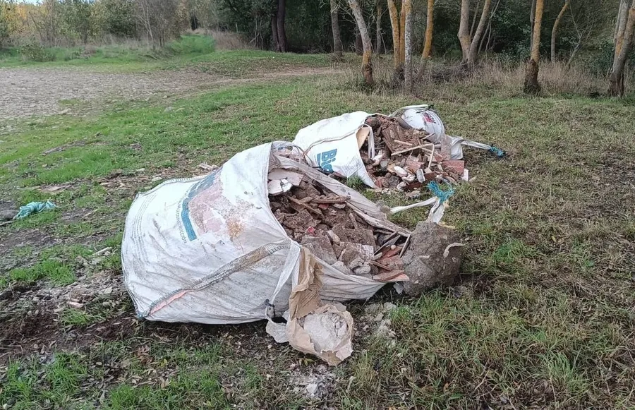 Foto 2 - Tiradas varias sacas de escombros en el entorno del Vado de las Vacas