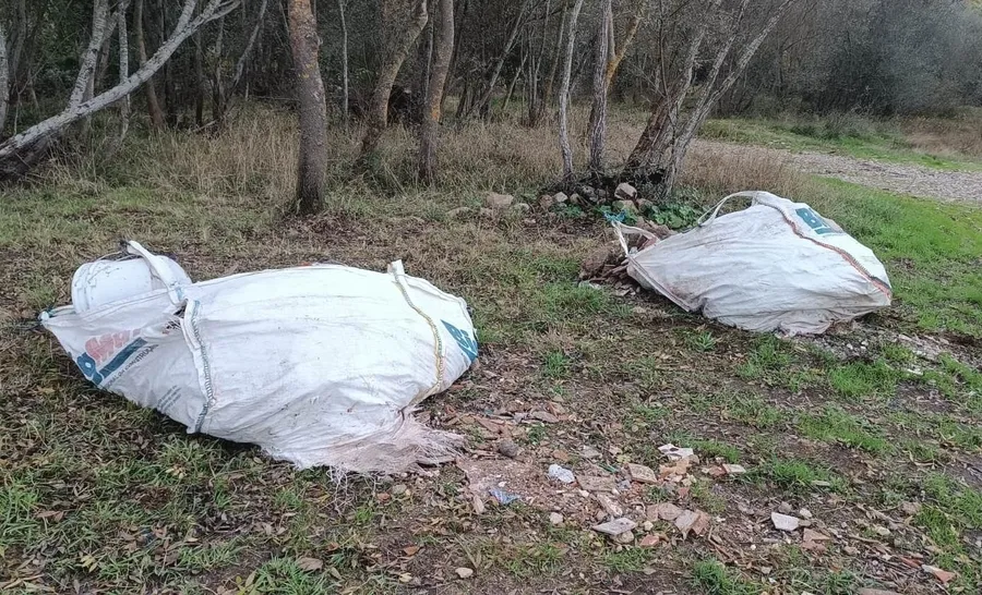Foto 3 - Tiradas varias sacas de escombros en el entorno del Vado de las Vacas