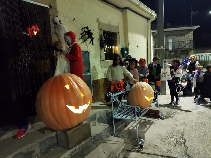 Foto 5 - Tarde de disfraces en Villarino con &lsquo;truco y trato&rsquo; para celebrar Halloween