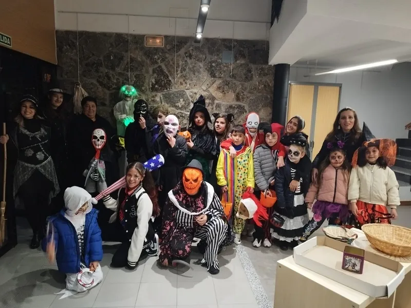 Foto 2 - Tarde de disfraces en Villarino con &lsquo;truco y trato&rsquo; para celebrar Halloween