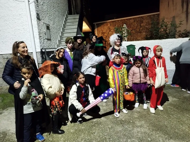 Foto 4 - Tarde de disfraces en Villarino con &lsquo;truco y trato&rsquo; para celebrar Halloween