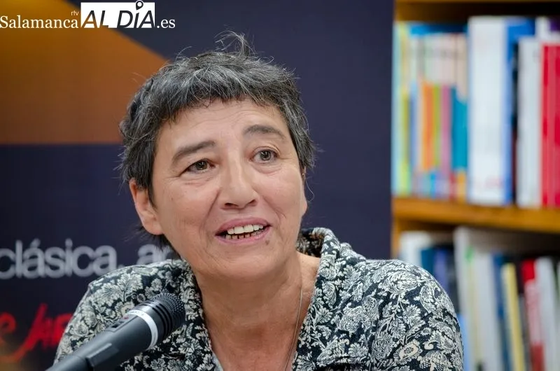 Presentación en la Librería Víctor Jara el poemario '18 ciervas', de Rosana Acquaroni. Foto de Carmen Borrego
