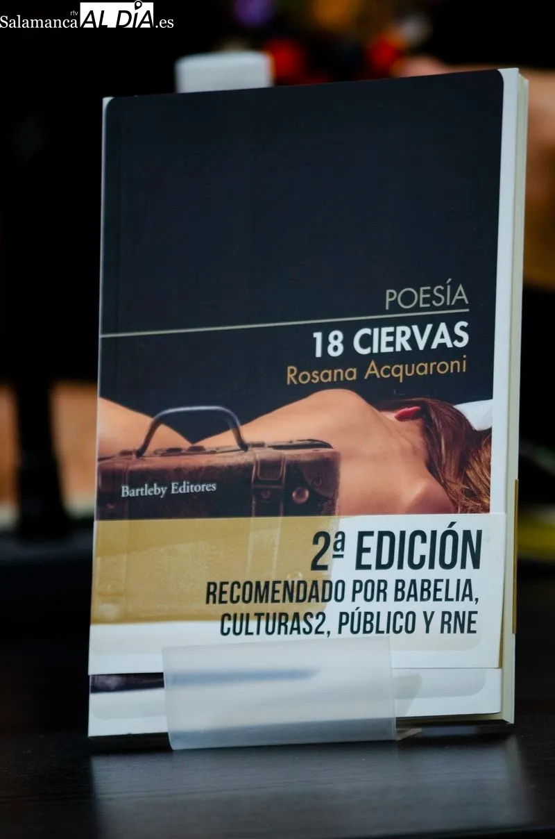 Presentación en la Librería Víctor Jara el poemario '18 ciervas', de Rosana Acquaroni. Foto de Carmen Borrego