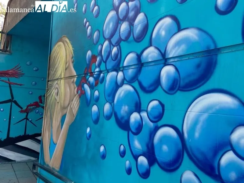 El mural del apeadero de la Alamedilla deja atrás los actos vandálicos y luce en todo su esplendor