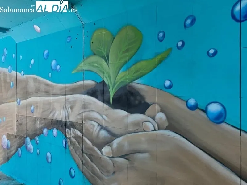 El mural del apeadero de la Alamedilla deja atrás los actos vandálicos y luce en todo su esplendor