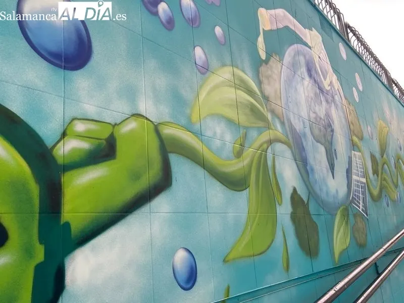El mural del apeadero de la Alamedilla deja atrás los actos vandálicos y luce en todo su esplendor