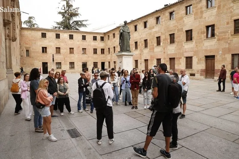 Turistas en el centro de Salamanca durante esta jornada del viernes 13 de octubre. Foto de David Sañudo