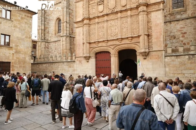 Turistas en el centro de Salamanca durante esta jornada del viernes 13 de octubre. Foto de David Sañudo