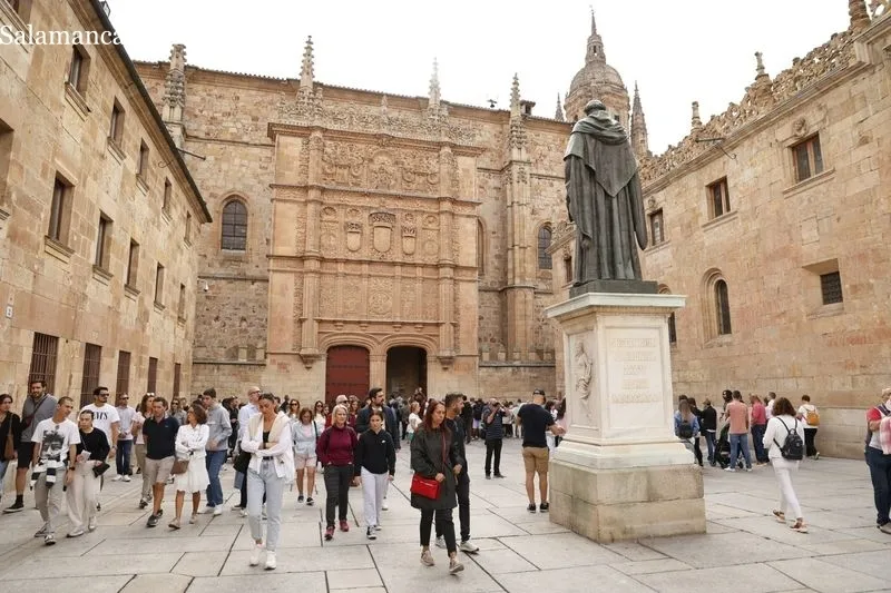 Turistas en el centro de Salamanca durante esta jornada del viernes 13 de octubre. Foto de David Sañudo