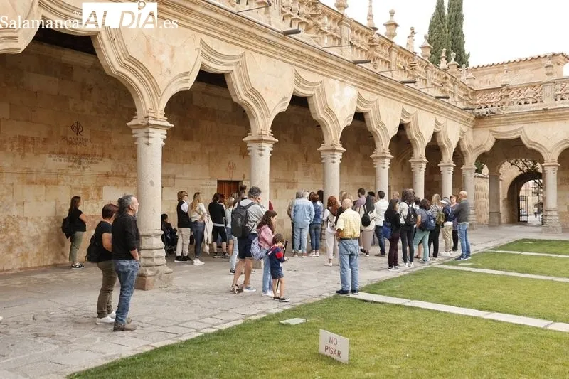 Turistas en el centro de Salamanca durante esta jornada del viernes 13 de octubre. Foto de David Sañudo