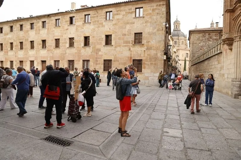 Turistas en el centro de Salamanca durante esta jornada del viernes 13 de octubre. Foto de David Sañudo