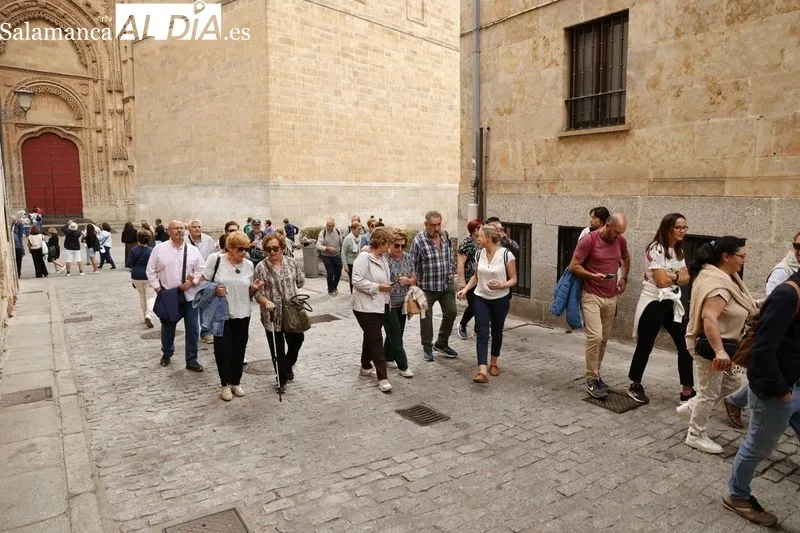 Turistas en el centro de Salamanca durante esta jornada del viernes 13 de octubre. Foto de David Sañudo