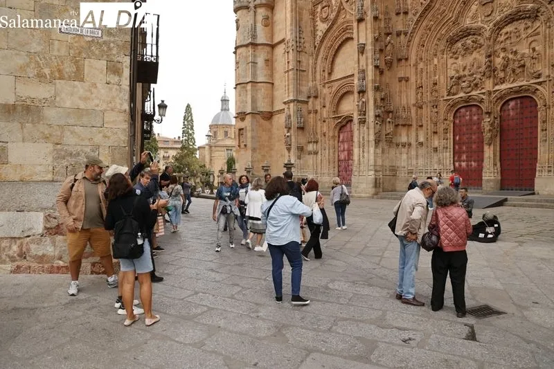 Turistas en el centro de Salamanca durante esta jornada del viernes 13 de octubre. Foto de David Sañudo