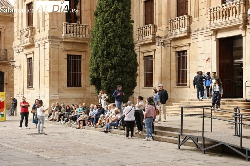 Turistas en el centro de Salamanca durante esta jornada del viernes 13 de octubre. Foto de David Sañudo