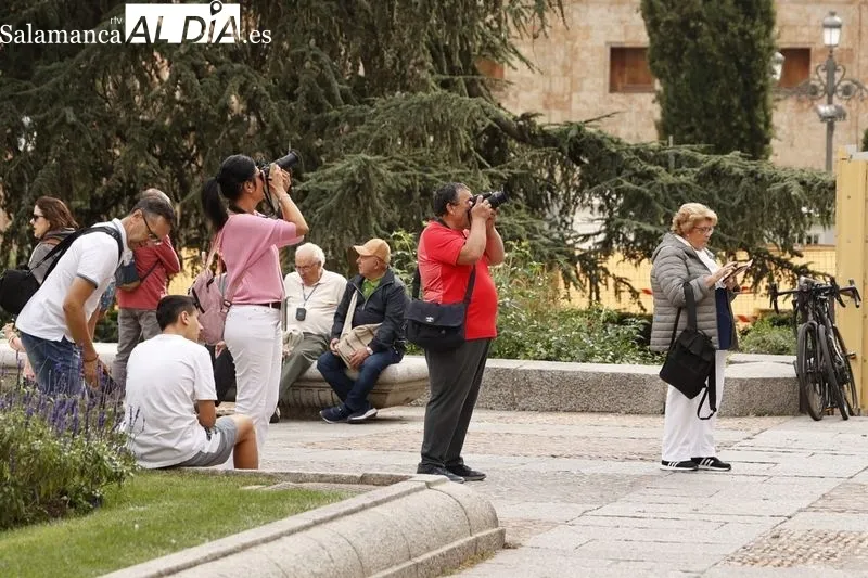 Turistas en el centro de Salamanca durante esta jornada del viernes 13 de octubre. Foto de David Sañudo