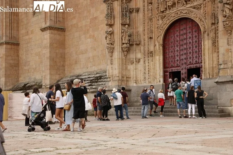 Turistas en el centro de Salamanca durante esta jornada del viernes 13 de octubre. Foto de David Sañudo