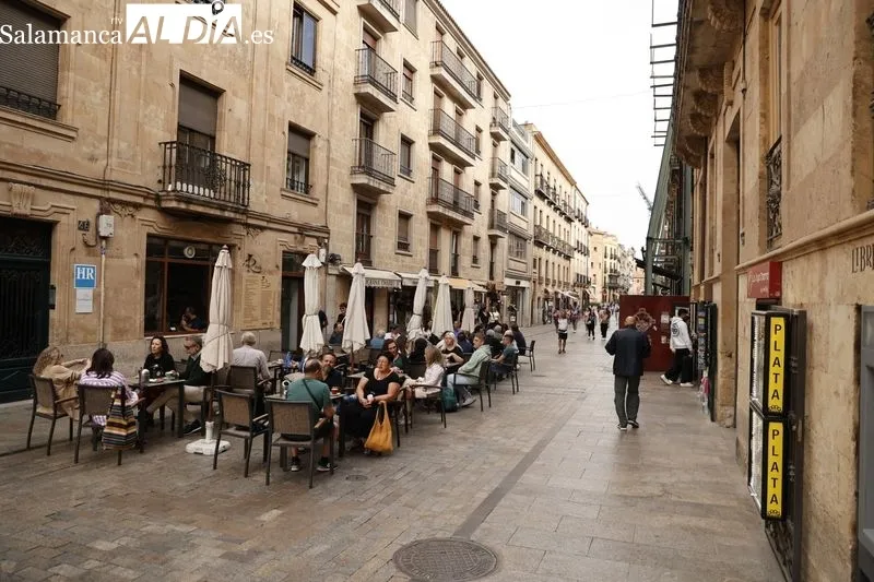Turistas en el centro de Salamanca durante esta jornada del viernes 13 de octubre. Foto de David Sañudo