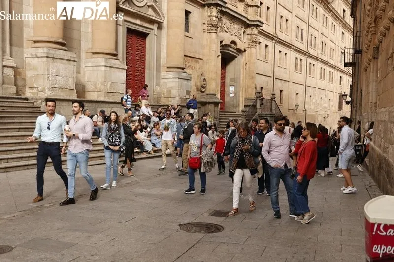 Turistas en el centro de Salamanca durante esta jornada del viernes 13 de octubre. Foto de David Sañudo