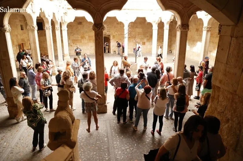 Turistas en el centro de Salamanca durante esta jornada del viernes 13 de octubre. Foto de David Sañudo
