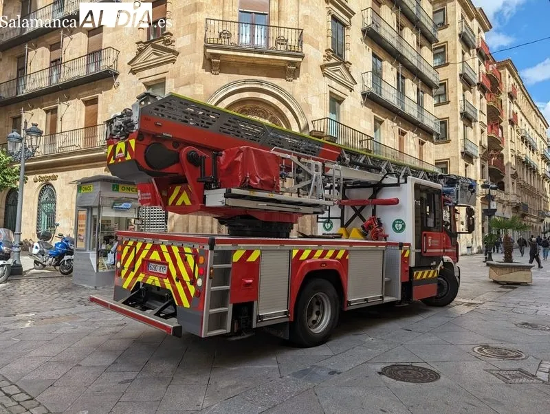 Bomberos en la calle Toro, junto a Rector Lucena. Foto de David Sañudo
