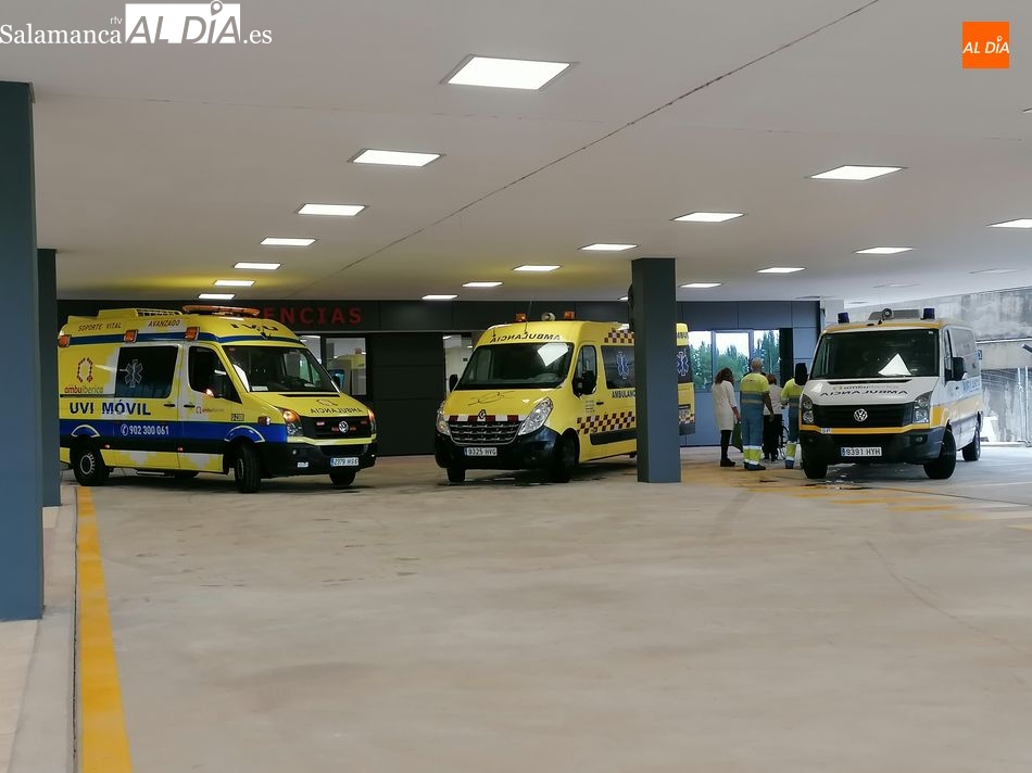 Ambulancias junto al Hospital de Salamanca. Foto de archivo