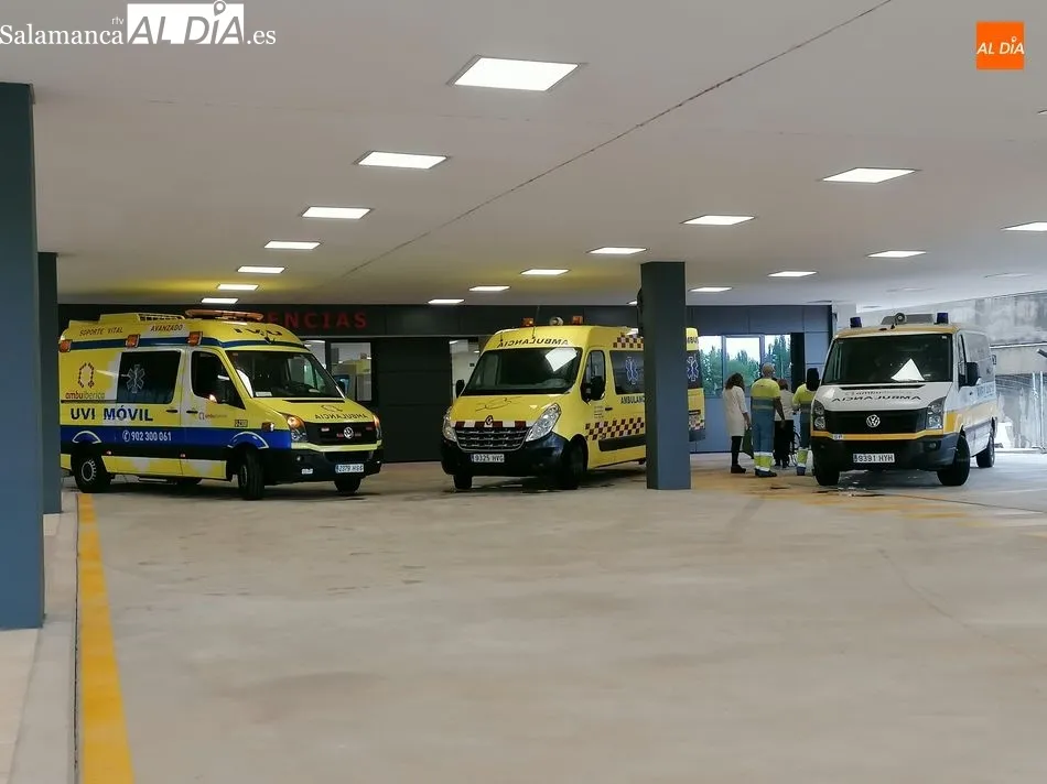 Ambulancias junto al Hospital de Salamanca. Foto de archivo