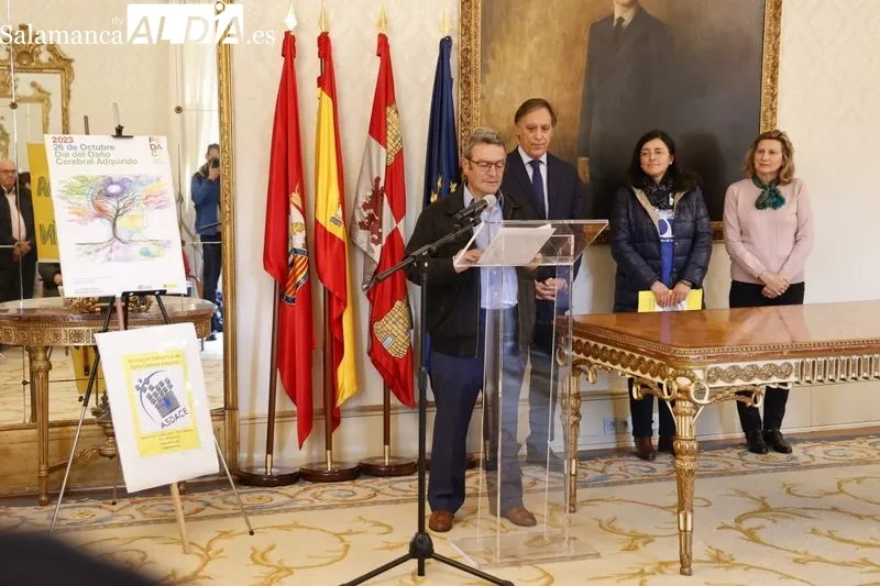 El alcalde de Salamanca, Carlos García Carbayo, ha recibido esta mañana a la Asociación Salmantina de Daño Cerebral Adquirido (ASDACE) coincidiendo con la conmemoración hoy 26 de octubre del Día Nacional del Daño Cerebral Adquirido. Foto de David Sañudo
