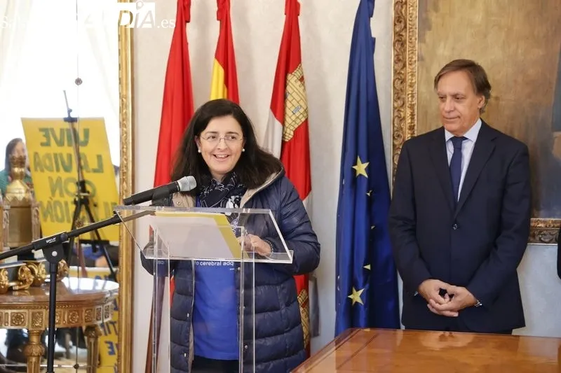 El alcalde de Salamanca, Carlos García Carbayo, ha recibido esta mañana a la Asociación Salmantina de Daño Cerebral Adquirido (ASDACE) coincidiendo con la conmemoración hoy 26 de octubre del Día Nacional del Daño Cerebral Adquirido. Foto de David Sañudo