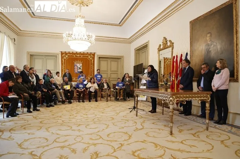 El alcalde de Salamanca, Carlos García Carbayo, ha recibido esta mañana a la Asociación Salmantina de Daño Cerebral Adquirido (ASDACE) coincidiendo con la conmemoración hoy 26 de octubre del Día Nacional del Daño Cerebral Adquirido. Foto de David Sañudo