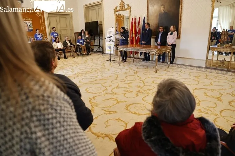 El alcalde de Salamanca, Carlos García Carbayo, ha recibido esta mañana a la Asociación Salmantina de Daño Cerebral Adquirido (ASDACE) coincidiendo con la conmemoración hoy 26 de octubre del Día Nacional del Daño Cerebral Adquirido. Foto de David Sañudo