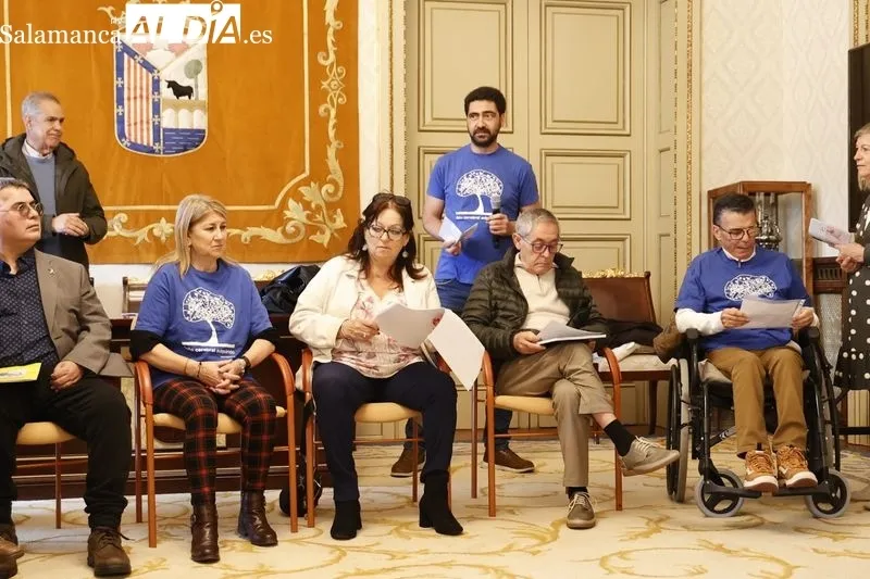 El alcalde de Salamanca, Carlos García Carbayo, ha recibido esta mañana a la Asociación Salmantina de Daño Cerebral Adquirido (ASDACE) coincidiendo con la conmemoración hoy 26 de octubre del Día Nacional del Daño Cerebral Adquirido. Foto de David Sañudo