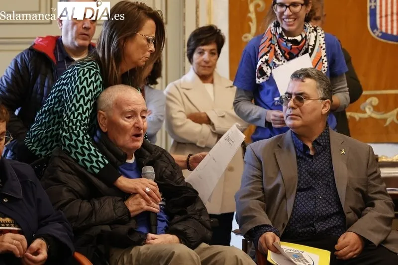 El alcalde de Salamanca, Carlos García Carbayo, ha recibido esta mañana a la Asociación Salmantina de Daño Cerebral Adquirido (ASDACE) coincidiendo con la conmemoración hoy 26 de octubre del Día Nacional del Daño Cerebral Adquirido. Foto de David Sañudo