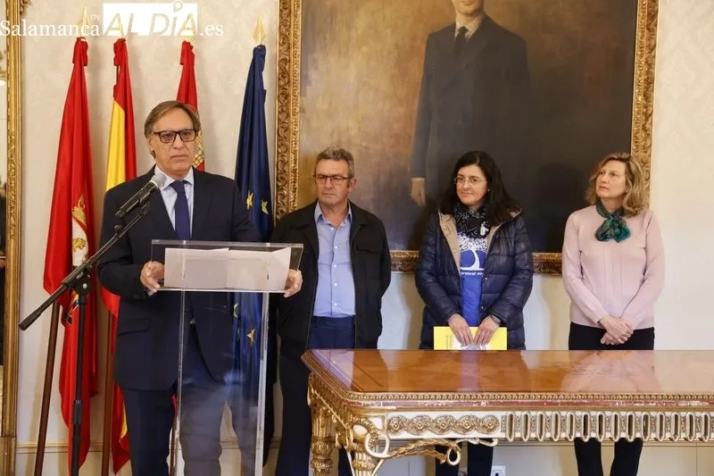 El alcalde de Salamanca, Carlos García Carbayo, ha recibido esta mañana a la Asociación Salmantina de Daño Cerebral Adquirido (ASDACE) coincidiendo con la conmemoración hoy 26 de octubre del Día Nacional del Daño Cerebral Adquirido. Foto de David Sañudo