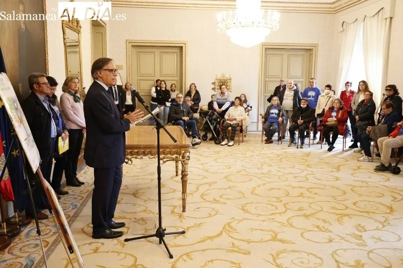 El alcalde de Salamanca, Carlos García Carbayo, ha recibido esta mañana a la Asociación Salmantina de Daño Cerebral Adquirido (ASDACE) coincidiendo con la conmemoración hoy 26 de octubre del Día Nacional del Daño Cerebral Adquirido. Foto de David Sañudo
