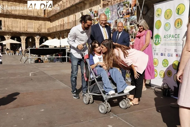 Actos de ASPACE en la Plaza Mayor de Salamanca con motivo del Día Mundial de la Parálisis Cerebral