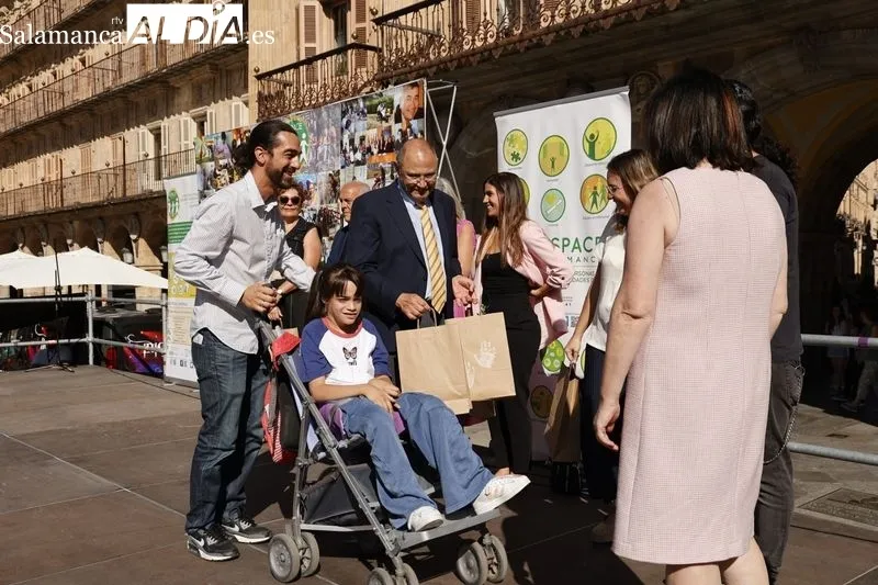 Actos de ASPACE en la Plaza Mayor de Salamanca con motivo del Día Mundial de la Parálisis Cerebral