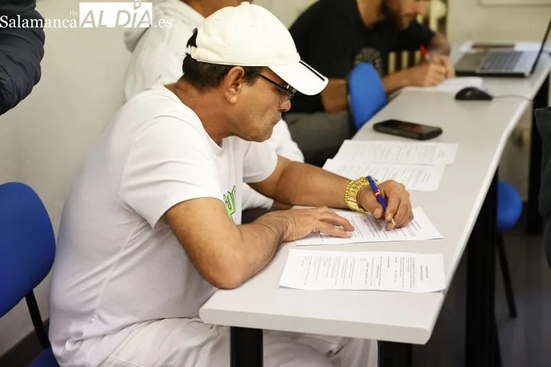 Visita de la concejala de Salud Pública, Vega Villar, a un grupo de los 49 alumnos que participan en los Talleres de Reducción de Accidentes de Tráfico, en la Autoescuela El Pilar. Foto de David Sañudo