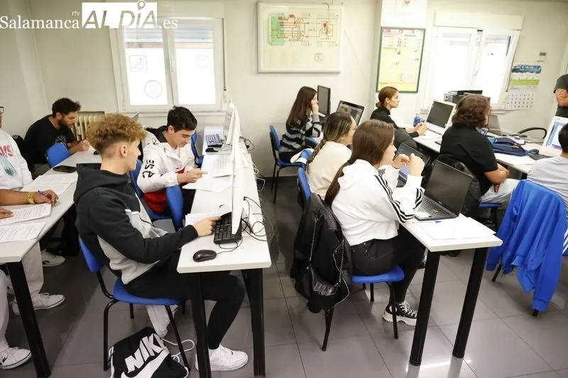 Visita de la concejala de Salud Pública, Vega Villar, a un grupo de los 49 alumnos que participan en los Talleres de Reducción de Accidentes de Tráfico, en la Autoescuela El Pilar. Foto de David Sañudo