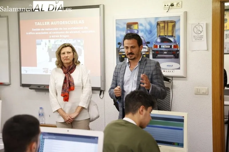 Visita de la concejala de Salud Pública, Vega Villar, a un grupo de los 49 alumnos que participan en los Talleres de Reducción de Accidentes de Tráfico, en la Autoescuela El Pilar. Foto de David Sañudo